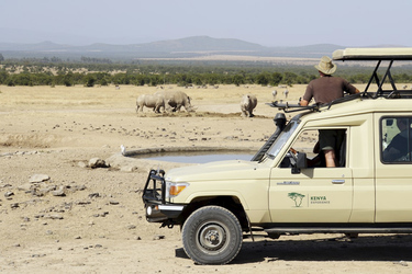 Safari-Fahrzeug am Wasserloch ©Kenya Experience, ©Kenya-Experience