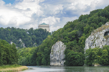 Donau vor dem Michelsberg mit der Befreiungshalle bei Kelheim, ©Coernl, pixabay.com
