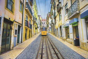 PORTUGAL Straßenbahn in der Altstadtvon Lissabon , ©SeanPavonePhoto - Fotolia