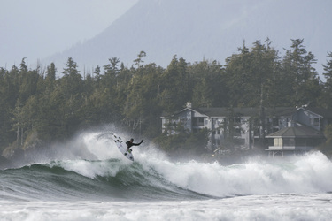Surfer Tofino Chesterman Beach, ©Wickaninnish Inn