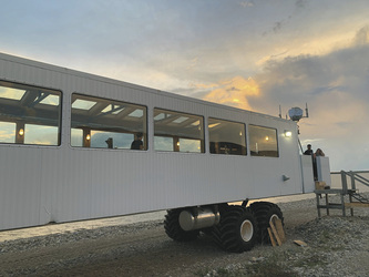 Tundra Buggy bei Sonnenuntergang, ©Karwane