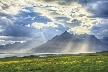 ©Sun is shining through the clouds on the fjord on the IcelandnStockfoto ID_nBildnummer_ 147167321nFreigabeinformation_ Nicht zutreffendnUrheberrecht_ Filip Fuxa